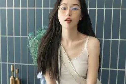 75岁的刘晓庆与网红王婆同台全程冷脸少互动被质疑是耍大牌！