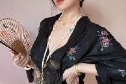 看宋雨琦穿短裙出席活动对长辈90度鞠躬才懂她火都是有原因的